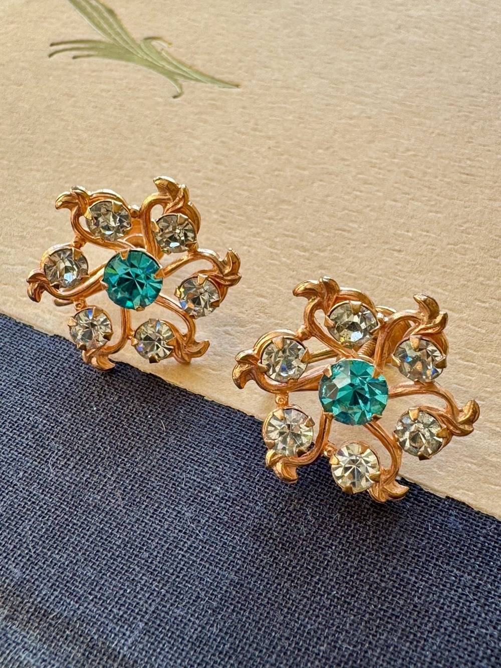Vintage 1950s Aqua Clear Rhinestone Floral Swirl Screw Back Earrings